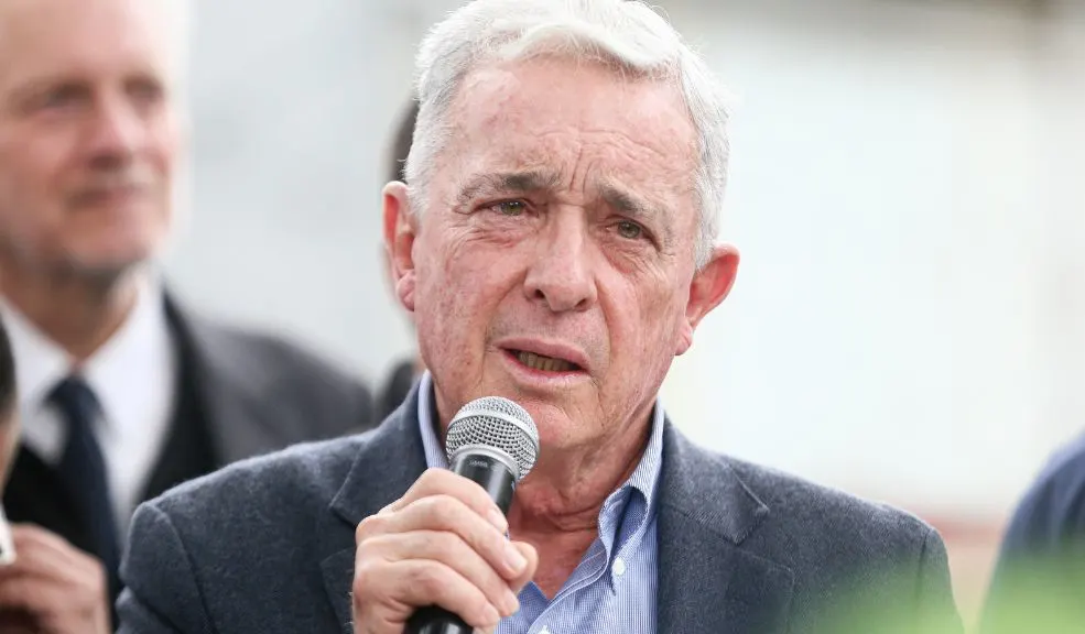 Álvaro Uribe queda absuelto por el Tribunal de Bogotá en el caso de soborno a testigos 1 Álvaro Uribe queda absuelto por el Tribunal de Bogotá en el caso de soborno a testigos El Tribunal Superior de Bogotá, con ponencia del magistrado Manuel Antonio Merchán Gutiérrez, revocó la condena contra el expresidente Álvaro Uribe Vélez en el caso por presunto soborno de testigos.