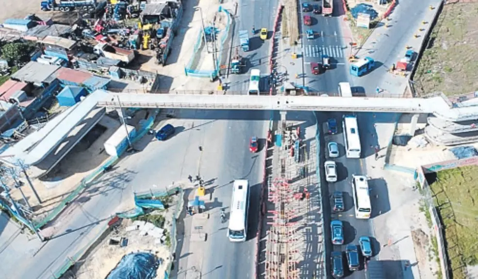 Así avanza la construcción de 3 puentes en la Autosur La Agencia Nacional de Infraestructura (ANI) le está metiendo el acelerador a un proyecto clave para miles de ciudadanos: la construcción de tres puentes peatonales. Este compromiso, que hace parte del proyecto vial ‘Ampliación a Tercer Carril Doble Calzada Bogotá – Girardot’, ya muestra grandes avances.