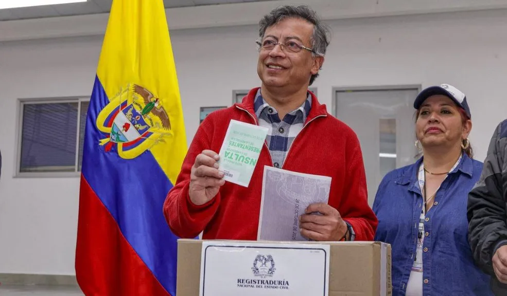 Así avanza la jornada electoral del Pacto Histórico Desde las 8:00 a. m., los colombianos inscritos en el censo electoral han podido acercarse a los distintos puntos de votación habilitados para participar en la consulta popular del Pacto Histórico, en la que se definirán el candidato presidencial y los candidatos al Senado y a la Cámara de Representantes de cara a las elecciones de 2026.