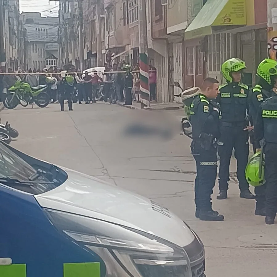 Bosa: más detalles del hecho violento en Escocia II que dejó dos muertos y una capturada 2 Bosa: más detalles del hecho violento en Escocia II que dejó dos muertos y una capturada Q'HUBO conoció nuevos detalles del hecho violento ocurrido en el barrio Escocia II. Un presunto sicario fue abatido por la Policía, mientras que su cómplice fue capturada.