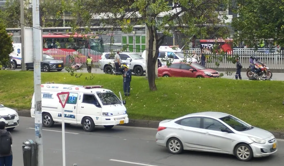 Barrios Unidos: accidente en la Autopista Norte. Dos moteros involucrados Las autoridades atienden una emergencia presentada en la Autopista Norte (Barrios Unidos). En la tarde de este miércoles, ocurrió un accidente que involucró a dos motociclistas y un vehículo.