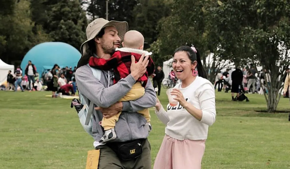 Bebés al Parque llega a su décima edición: una celebración para la primera infancia 1 Bebés al Parque llega a su décima edición: una celebración para la primera infancia Bogotá celebra los 10 años de Bebés al Parque este 26 de octubre en el Parque de los Novios. Desde las 10:00 a. m. hasta las 5:00 p. m., las familias podrán disfrutar de arte, música, juego y actividades gratuitas para la primera infancia.