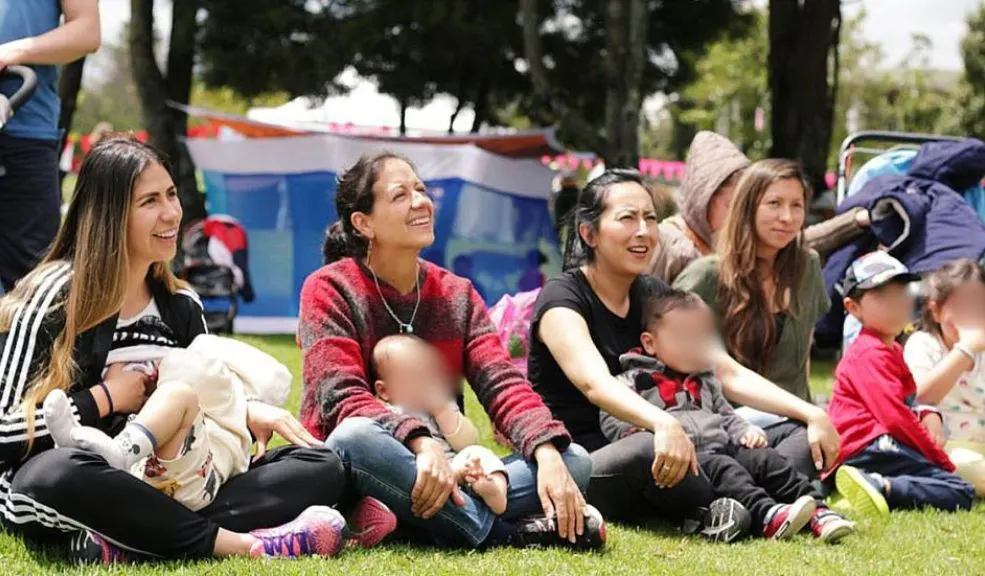 Bebés al Parque llega a su décima edición: una celebración para la primera infancia 3 Bebés al Parque llega a su décima edición: una celebración para la primera infancia Bogotá celebra los 10 años de Bebés al Parque este 26 de octubre en el Parque de los Novios. Desde las 10:00 a. m. hasta las 5:00 p. m., las familias podrán disfrutar de arte, música, juego y actividades gratuitas para la primera infancia.