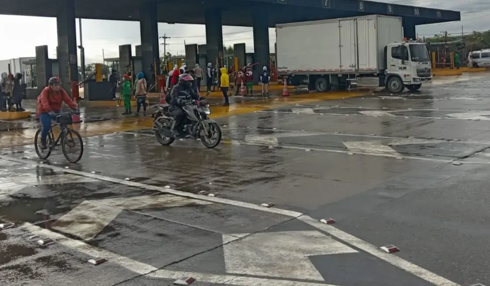 Bloqueos en Mosquera y Bogotá generan alerta Caos en el occidente de Bogotá: encapuchados tomaron el peaje Río Bogotá en Mosquera, levantaron las talanqueras y dejaron pasar gratis a los vehículos. Las autoridades advierten congestión en la calle 13 y bloqueos intermitentes en la calle 80.