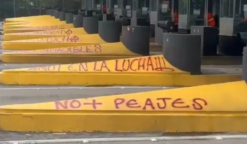 Bloqueos en Mosquera y Bogotá generan alerta Caos en el occidente de Bogotá: encapuchados tomaron el peaje Río Bogotá en Mosquera, levantaron las talanqueras y dejaron pasar gratis a los vehículos. Las autoridades advierten congestión en la calle 13 y bloqueos intermitentes en la calle 80.