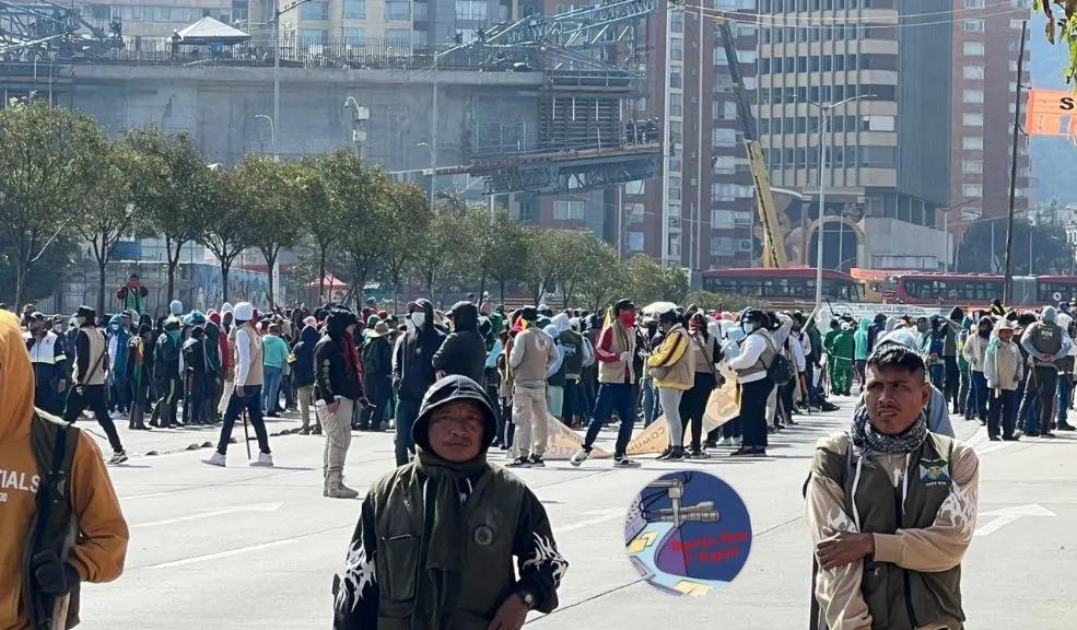Bloqueos y actos vandálicos durante protesta indígena en Bogotá 2 Bloqueos y actos vandálicos durante protesta indígena en Bogotá La mañana de este miércoles ha sido bastante atropellada a causa de las manifestaciones que se han realizado en la ciudad. En esta oportunidad, el derecho a la protesta de los indígenas se vio empañado por actos vandálicos sobre la Calle 26.