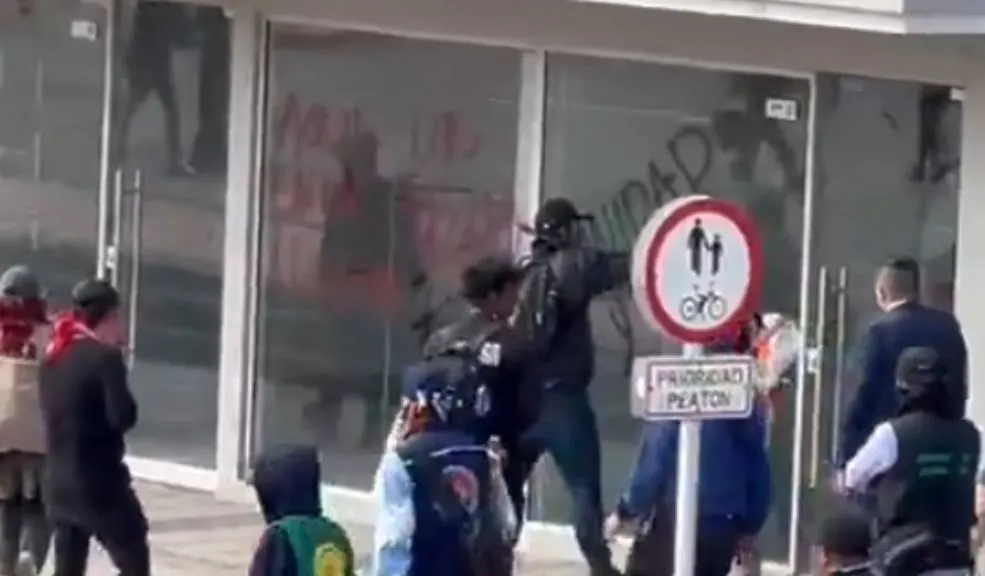 Bloqueos y actos vandálicos durante protesta indígena en Bogotá 1 Bloqueos y actos vandálicos durante protesta indígena en Bogotá La mañana de este miércoles ha sido bastante atropellada a causa de las manifestaciones que se han realizado en la ciudad. En esta oportunidad, el derecho a la protesta de los indígenas se vio empañado por actos vandálicos sobre la Calle 26.