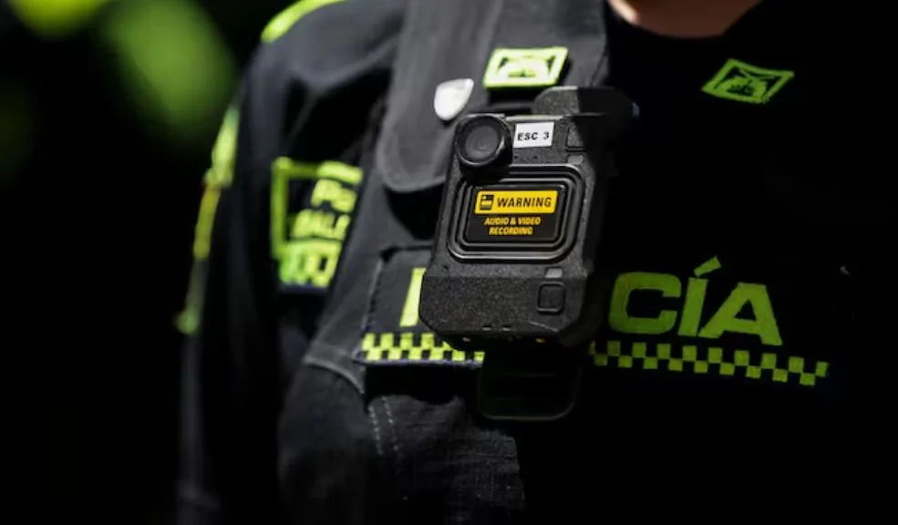 Cayó falso policía que robaba pasajeros en el Portal Norte 2 Cayó falso policía que robaba pasajeros en el Portal Norte Las autoridades lograron la captura de un falso policía que se dedicaba a requisar y hurtar las pertenencias de los pasajeros de TransMilenio. A continuación, los detalles de su detención.
