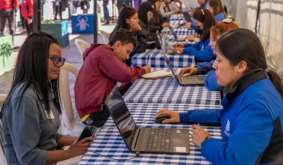 Mega Feria de Empleo en Bogotá: habrá 15.000 vacantes este 17 de octubre Bogotá ofrece 15.000 vacantes disponibles en Mega Feria Laboral este 17 de octubre en Corferias. Empresas locales y nacionales ofrecen oportunidades reales de trabajo. Le contamos los requisitos y cómo participar.