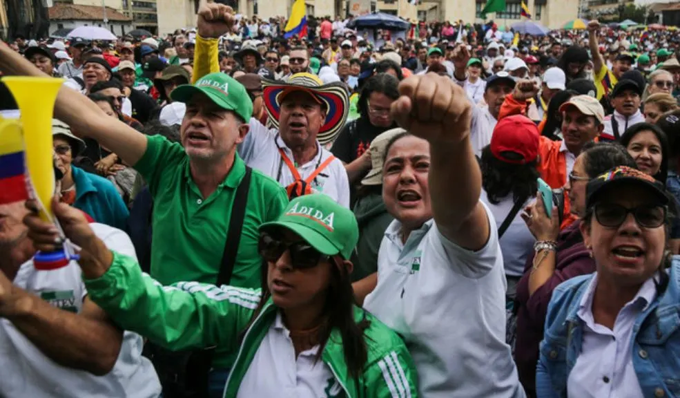 ¡Pilas! Del 28 al 31 de octubre habrá manifestaciones en varios sectores de Bogotá ¡Ojo en Bogotá! Esta semana la ciudad tendrá varias marchas y plantones que podrían afectar la movilidad en puntos claves. Los docentes de FECODE convocaron un paro nacional el 30 de octubre con concentración en el Parque Nacional, mientras otros colectivos se reunirán en Héroes, Teatro Colón y Plaza de Bolívar
