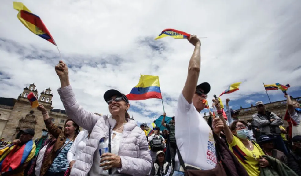 ¡Pilas! Del 28 al 31 de octubre habrá manifestaciones en varios sectores de Bogotá ¡Ojo en Bogotá! Esta semana la ciudad tendrá varias marchas y plantones que podrían afectar la movilidad en puntos claves. Los docentes de FECODE convocaron un paro nacional el 30 de octubre con concentración en el Parque Nacional, mientras otros colectivos se reunirán en Héroes, Teatro Colón y Plaza de Bolívar