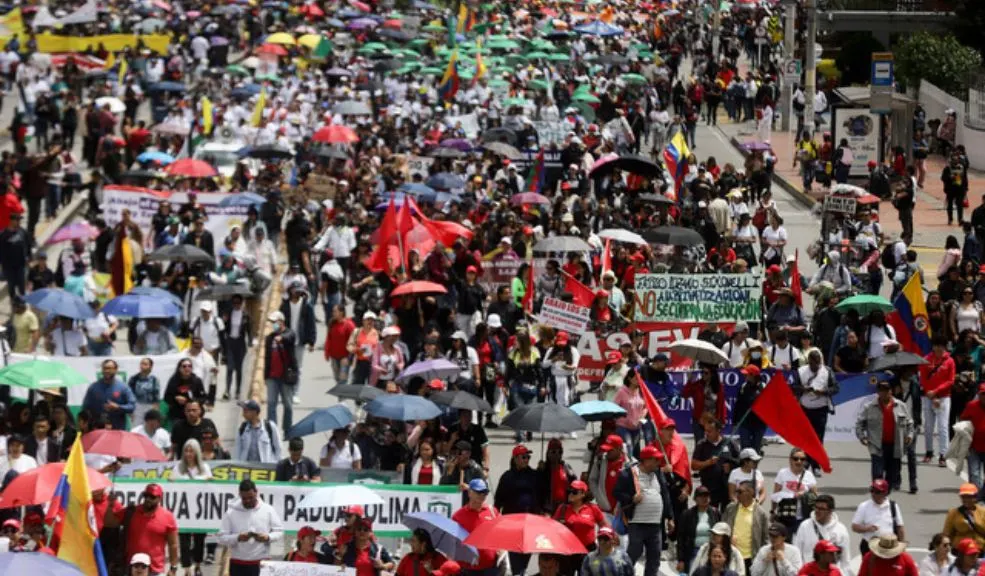 ¡Pilas! Del 28 al 31 de octubre habrá manifestaciones en varios sectores de Bogotá ¡Ojo en Bogotá! Esta semana la ciudad tendrá varias marchas y plantones que podrían afectar la movilidad en puntos claves. Los docentes de FECODE convocaron un paro nacional el 30 de octubre con concentración en el Parque Nacional, mientras otros colectivos se reunirán en Héroes, Teatro Colón y Plaza de Bolívar
