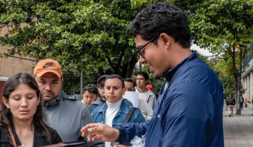 Bogotá abre 60 vacantes para operarios de aseo en feria de empleo este 27 de octubre Este lunes 27 de octubre, la Alcaldía de Bogotá ofrece 60 vacantes para operarios de aseo en Engativá. No se requiere experiencia ni estudios formales, solo llevar la hoja de vida y la cédula