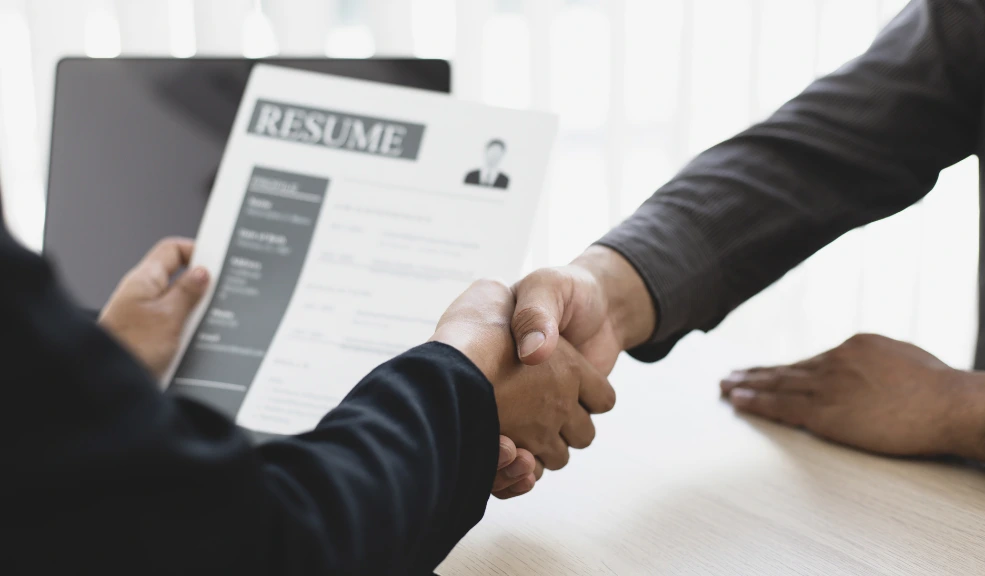 Bogotá abre 60 vacantes para operarios de aseo en feria de empleo este 27 de octubre Este lunes 27 de octubre, la Alcaldía de Bogotá ofrece 60 vacantes para operarios de aseo en Engativá. No se requiere experiencia ni estudios formales, solo llevar la hoja de vida y la cédula