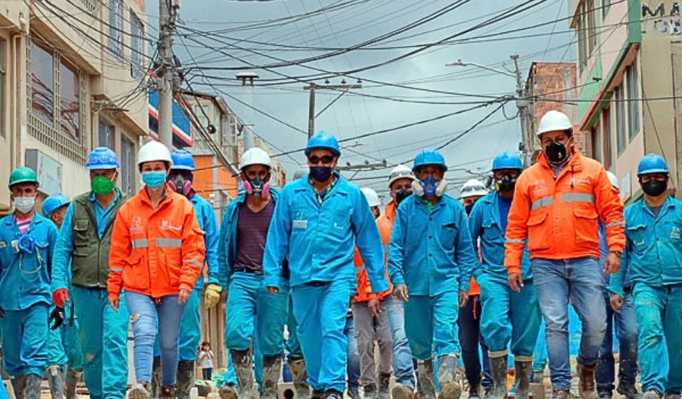 Bogotá combate el hurto de agua: detectan 630 mil m³ no registrados 2 Bogotá combate el hurto de agua: detectan 630 mil m³ no registrados Los operativos realizados por la Empresa de Acueducto y Alcantarillado de Bogotá (EAAB) y la Policía Nacional en 20 localidades de Bogotá y en Soacha dejaron como resultado la detección de 631.775 m³ de agua no registrada.