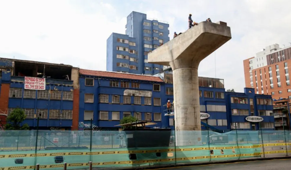 Distrito lanza programa para ayudar a comercios afectados por obras 2 Distrito lanza programa para ayudar a comercios afectados por obras La Alcaldía de Bogotá lanzó la estrategia Bogotá me apoya durante su transformación, un programa con $6.000 millones de inversión para mitigar el impacto económico en micronegocios afectados por las grandes obras de infraestructura de la ciudad.