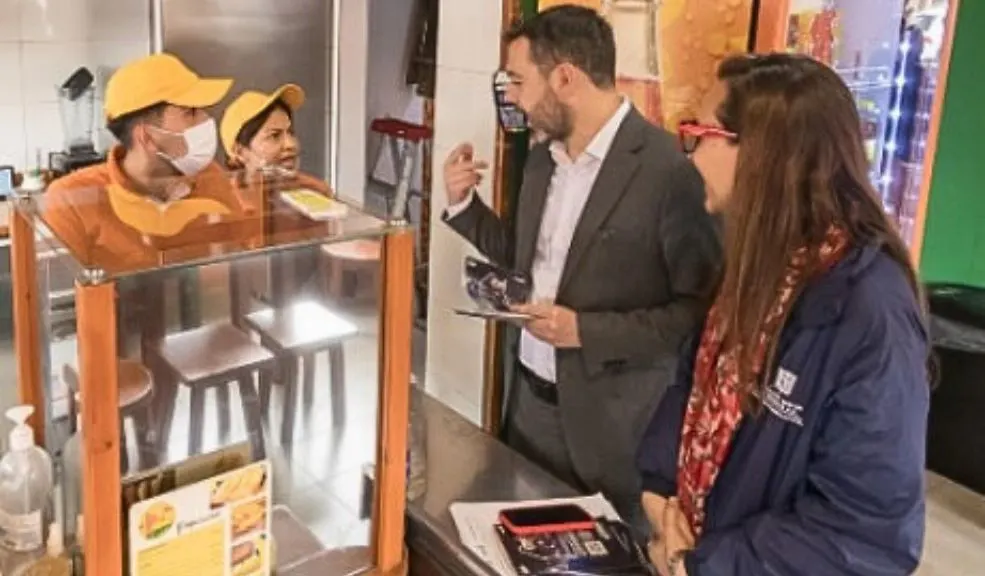 Distrito lanza programa para ayudar a comercios afectados por obras 1 Distrito lanza programa para ayudar a comercios afectados por obras La Alcaldía de Bogotá lanzó la estrategia Bogotá me apoya durante su transformación, un programa con $6.000 millones de inversión para mitigar el impacto económico en micronegocios afectados por las grandes obras de infraestructura de la ciudad.