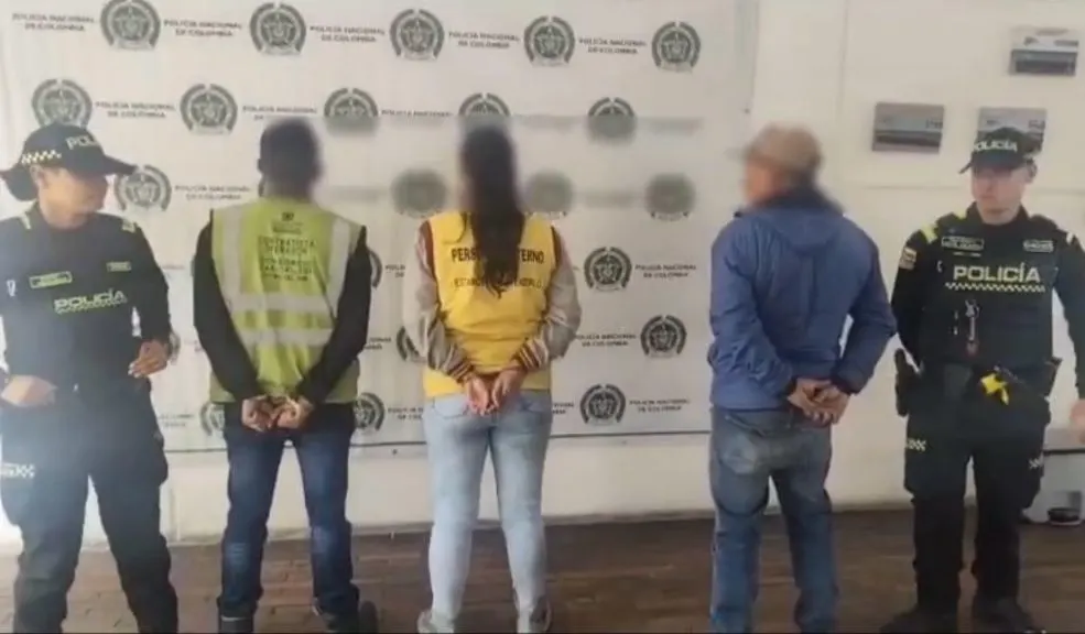 Ciudad Bolívar: tres supuestos contratistas capturados por robar barreras de seguridad vial Dos hombres y una mujer fueron sorprendidos robando elementos de seguridad vial, haciéndose pasar por contratistas de obras públicas. Le contamos cómo fueron capturados en Ciudad Bolívar.
