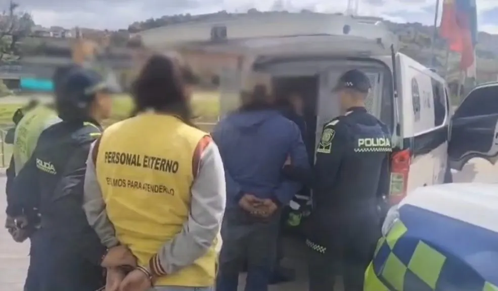 Ciudad Bolívar: tres supuestos contratistas capturados por robar barreras de seguridad vial Dos hombres y una mujer fueron sorprendidos robando elementos de seguridad vial, haciéndose pasar por contratistas de obras públicas. Le contamos cómo fueron capturados en Ciudad Bolívar.