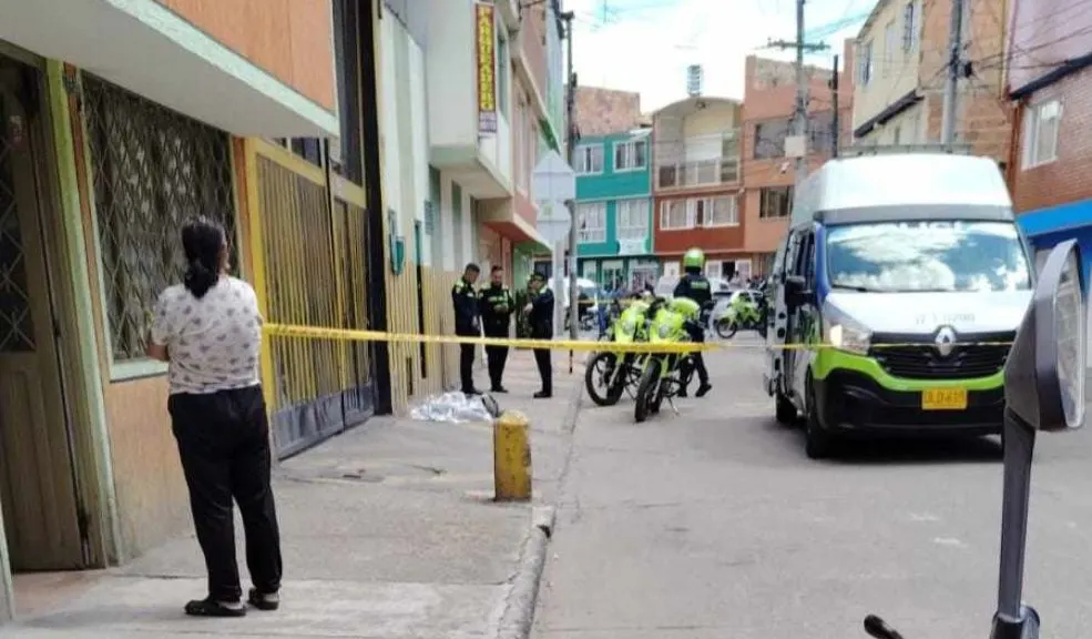 Bosa: pelea entre compañeros de trabajo terminó en tragedia La rutina del barrio Carlos Albán, en Bosa, se vio interrumpida por la desesperación y, finalmente, por el silencio helado que dejó la muerte de un hombre tras un altercado con un compañero de trabajo en un taller de mecánica.
