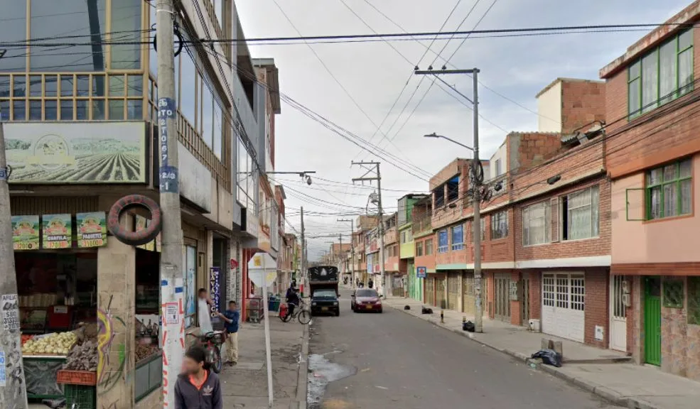 Bosa: vendedora de arepas y su pareja reciben ataque por deuda ajena Una joven vendedora de arepas del barrio Laureles, en Bosa, y su pareja terminaron pagando los platos rotos de otro: fueron víctimas de una brutal agresión por una deuda que no les correspondía. Los atacantes, en estado de embriaguez, llegaron a su puesto ambulante, dañaron su negocio y los lesionaron. A pesar de la denuncia, los agresores quedaron en libertad al día siguiente.