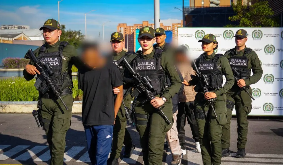 Cayó banda que hacía paseo millonario en Suba Cayó banda que hacía el “paseo millonario” en el norte de Bogotá. Tres hombres fueron capturados por retener a una víctima durante 19 horas, drogarla y robarle cerca de 40 millones de pesos. Operaban en Suba.