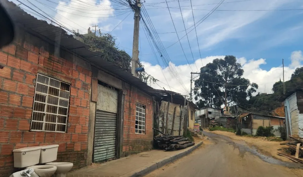 Ciudad Bolívar: por intolerancia mataron a un hombre en la invasión Hollywood Un hombre de 45 años fue víctima de un hombre que le quitó la vida en una calle del sector de Hollywood, en Ciudad Bolívar. La intolerancia habría desatado la riña mortal.