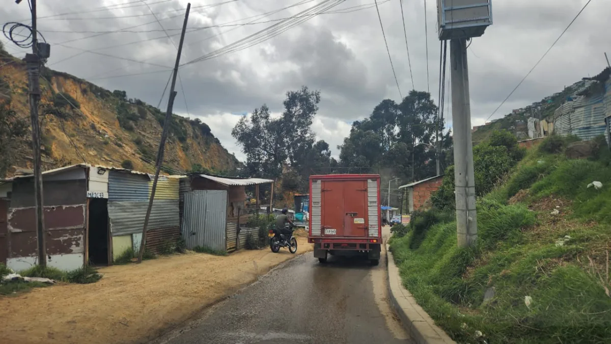 Ciudad Bolívar: por intolerancia mataron a un hombre en la invasión Hollywood 1 Ciudad Bolívar: por intolerancia mataron a un hombre en la invasión Hollywood Un hombre de 45 años fue víctima de un hombre que le quitó la vida en una calle del sector de Hollywood, en Ciudad Bolívar. La intolerancia habría desatado la riña mortal.