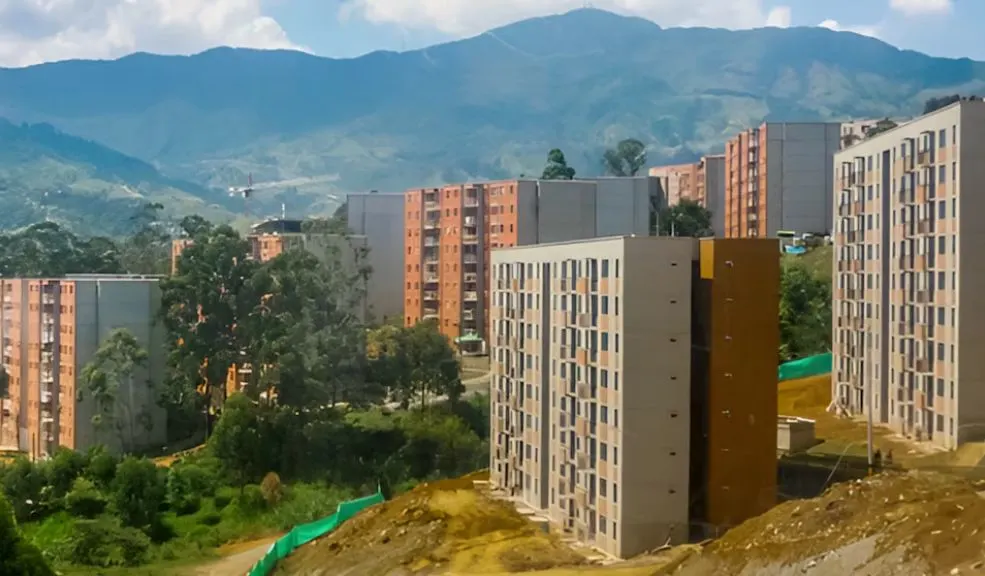Camacol alerta: déficit de vivienda exige el retorno de “Mi Casa Ya 2.0” 3 Camacol alerta: déficit de vivienda exige el retorno de “Mi Casa Ya 2.0” El presidente de Camacol instó al próximo gobierno a relanzar el programa “Mi Casa Ya 2.0”, tras advertir que el país enfrenta un déficit habitacional del 27% y una fuerte caída en la construcción de viviendas, lo que pone en riesgo miles de empleos y el acceso de las familias colombianas a una vivienda digna.