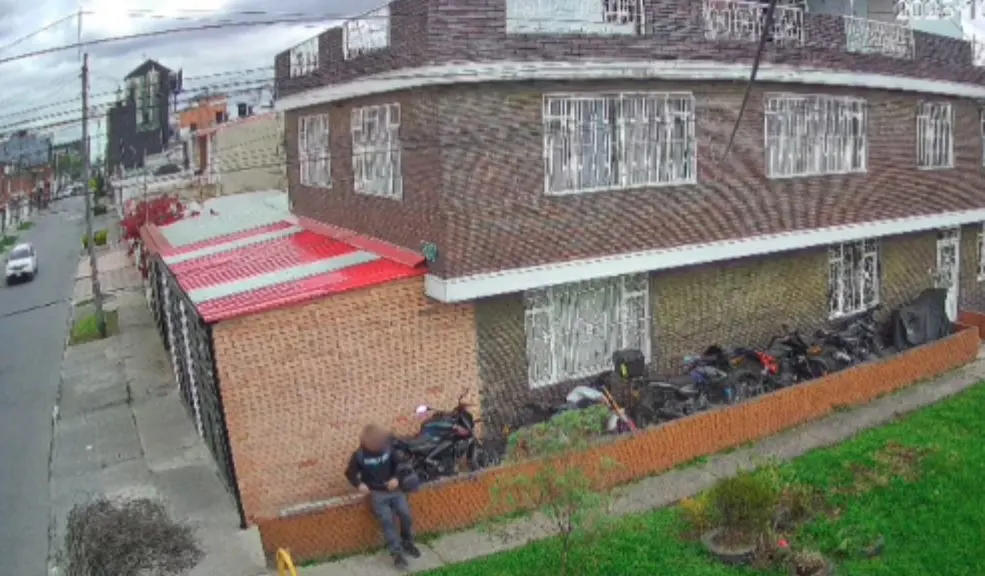 En Kennedy: en cuestión de segundos, delincuentes se robaron una moto 1 En Kennedy: en cuestión de segundos, delincuentes se robaron una moto La inseguridad en Kennedy sigue en alerta tras un hurto de motocicleta con una rapidez alarmante en el barrio Nueva Marsella.