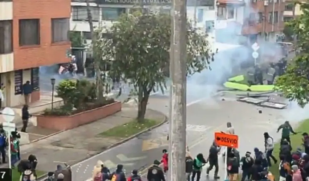 Caos en Teusaquillo por enfrentamientos entre UNDMO y manifestantes indígenas En la tarde de este viernes, la Avenida El Dorado (Teusaquillo) fue el epicentro de enfrentamientos entre manifestantes indígenas y encapuchados contra la UNDMO.