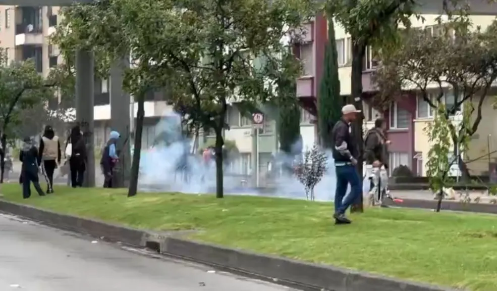 Caos en Teusaquillo por enfrentamientos entre UNDMO y manifestantes indígenas En la tarde de este viernes, la Avenida El Dorado (Teusaquillo) fue el epicentro de enfrentamientos entre manifestantes indígenas y encapuchados contra la UNDMO.