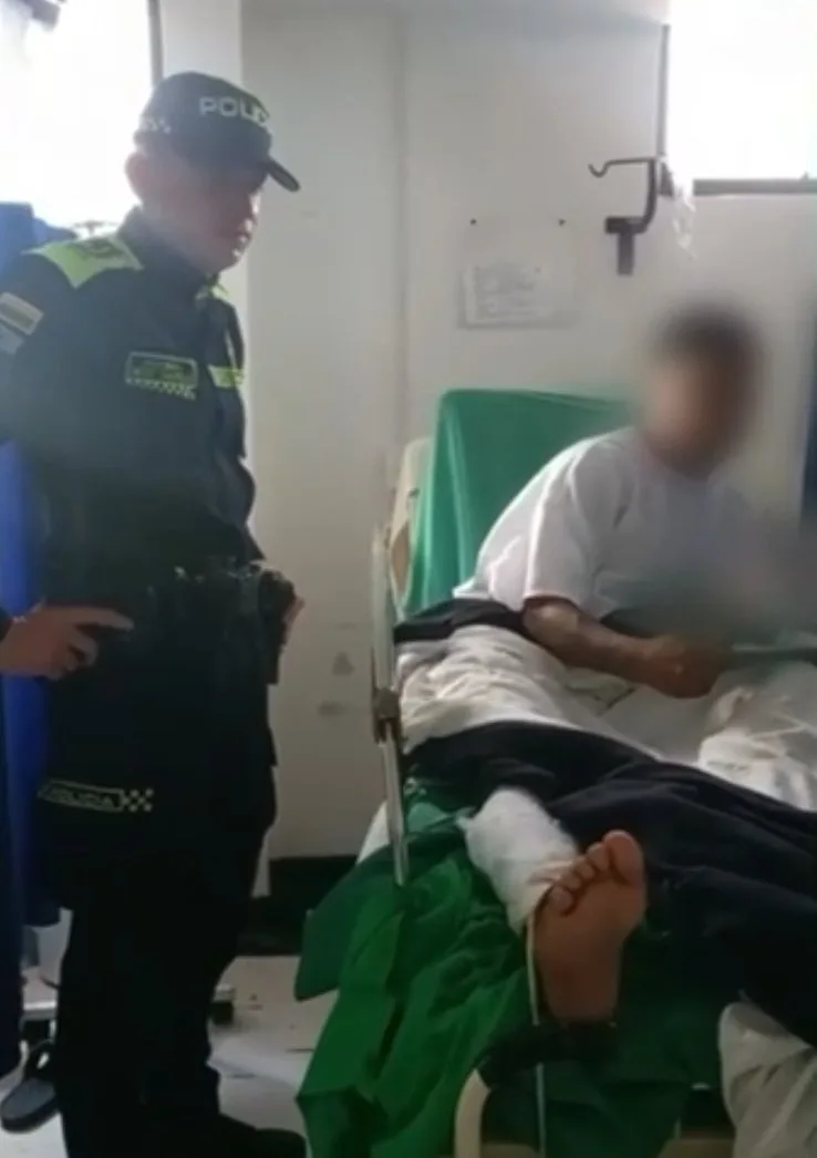 En Kennedy: atraparon a dos señalados ladrones, uno de ellos tenía casa por cárcel La Policía logró dar recientemente un nuevo golpe contra la delincuencia, esta vez en la localidad de Kennedy, en donde dos presuntos delincuentes fueron capturados, después de cometer un hurto. Para sorpresa de todos, uno de ellos tenía casa por cárcel.