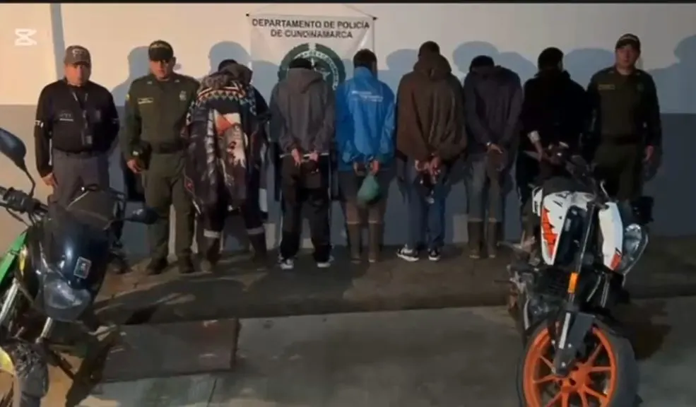 Cundinamarca: capturan a 6 integrantes de 'Los del tren' La Policía de Cundinamarca logró desarticular la banda criminal 'Los del Tren', dedicada al microtráfico y el tráfico de drogas en el municipio de Gutiérrez.
Seis de sus integrantes fueron capturados. Así fue el operativo.
