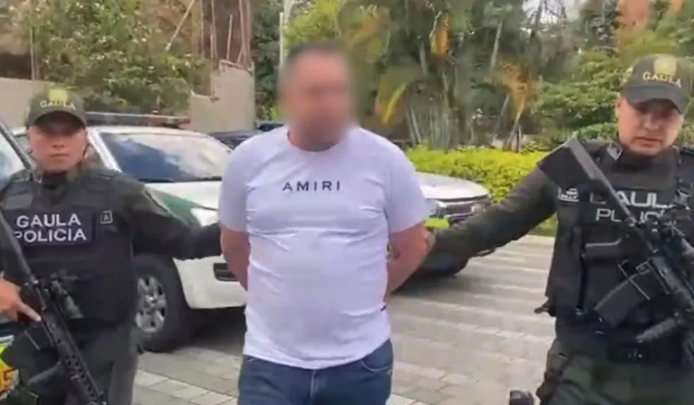 Cayó 'Adriancito', duro del 'Tren de Aragua'. ¡Se hacía pasar como comerciante para escapar! En un esfuerzo conjunto entre la Policía, la DEA y los US Marshals, fue capturado 'Adriancito', uno de los cabecillas del 'Tren de Aragua' y uno de los más buscados en Venezuela. Intentaba evadir la justicia camuflándose como comerciante.