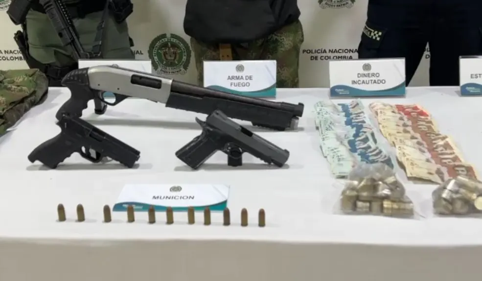 Cayó alias ‘Álex’, temido traficante de armas y drogas en Soacha 2 Cayó alias ‘Álex’, temido traficante de armas y drogas en Soacha La Policía logró la captura de alias 'Álex', un peligroso traficante de armas y drogas que operaba en Soacha. A continuación, le presentamos los detalles del operativo y el modus operandi del sujeto.
