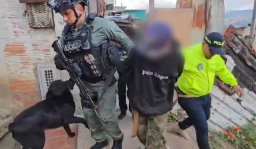 Cayó alias ‘Álex’, temido traficante de armas y drogas en Soacha 1 Cayó alias ‘Álex’, temido traficante de armas y drogas en Soacha La Policía logró la captura de alias 'Álex', un peligroso traficante de armas y drogas que operaba en Soacha. A continuación, le presentamos los detalles del operativo y el modus operandi del sujeto.