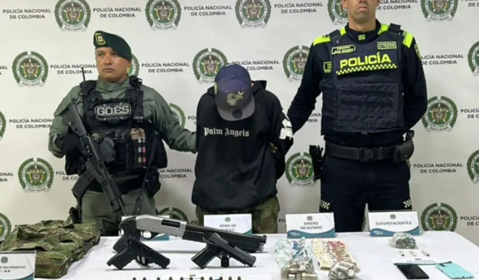 Cayó alias ‘Álex’, temido traficante de armas y drogas en Soacha La Policía logró la captura de alias 'Álex', un peligroso traficante de armas y drogas que operaba en Soacha. A continuación, le presentamos los detalles del operativo y el modus operandi del sujeto.
