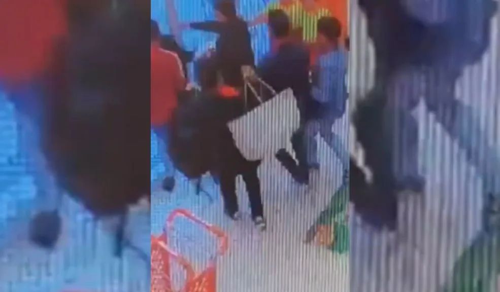 Cayó en Chapinero: lo pillaron robando más de $1,5 millones en licor de supermercado En Chapinero pillaron a un joven que intentó llevarse más de $1,5 millones en licor de un supermercado. La Policía lo capturó y entregó a la Fiscalía, mientras sus cómplices lograron escapar.