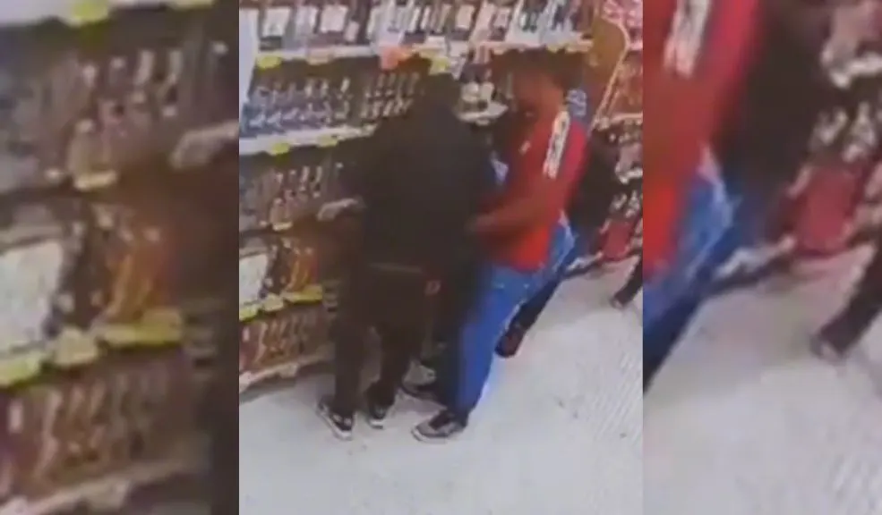 Cayó en Chapinero: lo pillaron robando más de $1,5 millones en licor de supermercado En Chapinero pillaron a un joven que intentó llevarse más de $1,5 millones en licor de un supermercado. La Policía lo capturó y entregó a la Fiscalía, mientras sus cómplices lograron escapar.