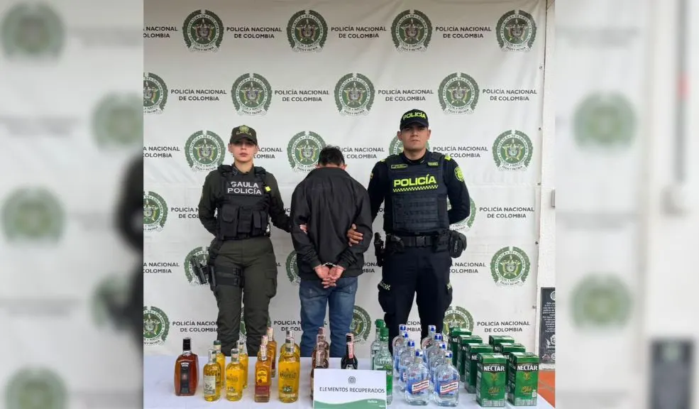 Cayó en Chapinero: lo pillaron robando más de $1,5 millones en licor de supermercado En Chapinero pillaron a un joven que intentó llevarse más de $1,5 millones en licor de un supermercado. La Policía lo capturó y entregó a la Fiscalía, mientras sus cómplices lograron escapar.