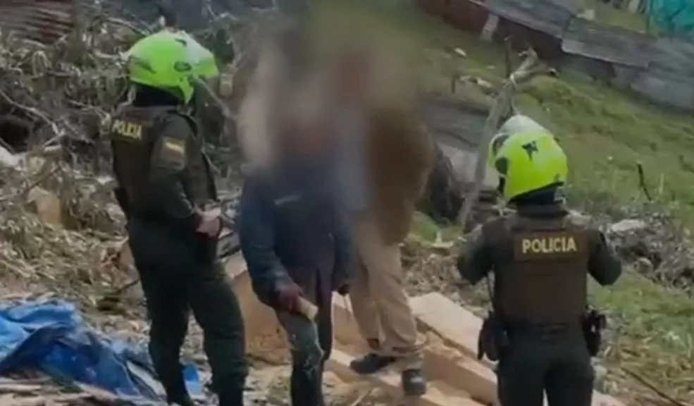 Ciudad Bolívar: Capturan a cuatro personas por tala ilegal de árboles Cuatro hombres fueron sorprendidos por las autoridades mientras realizaban tala ilegal de árboles en el barrio El Paraíso, en Ciudad Bolívar.
