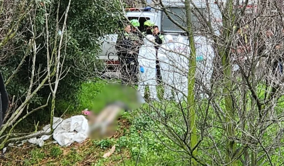 Ciudad Bolívar: encuentran cadáver en La Playa El aterrador y espeluznante hallazgo del cuerpo de una mujer en las aguas de un pantano cercano al río Bogotá, en la localidad de Ciudad Bolívar, estremeció a los residentes del barrio La Playa, quienes poco a poco se fueron aglomerando alrededor del lugar donde fue encontrada.