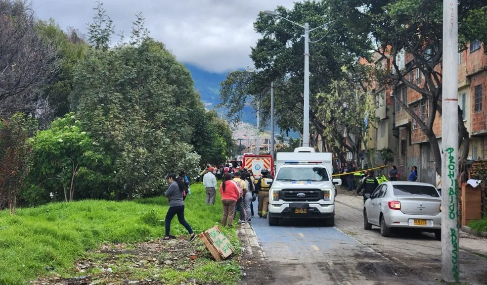 Ciudad Bolívar: encuentran cadáver en La Playa El aterrador y espeluznante hallazgo del cuerpo de una mujer en las aguas de un pantano cercano al río Bogotá, en la localidad de Ciudad Bolívar, estremeció a los residentes del barrio La Playa, quienes poco a poco se fueron aglomerando alrededor del lugar donde fue encontrada.