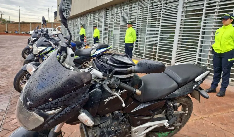 Ciudad Bolívar: operativo con drones permite recuperar 8 motos robadas 2 Ciudad Bolívar: operativo con drones permite recuperar 8 motos robadas En un operativo, con apoyo de drones y el helicóptero Halcón, la Policía de Bogotá le dio un golpe certero al hampa en Ciudad Bolívar: recuperó ocho motos robadas y capturó a dos hombres que las ocultaban en un lote.