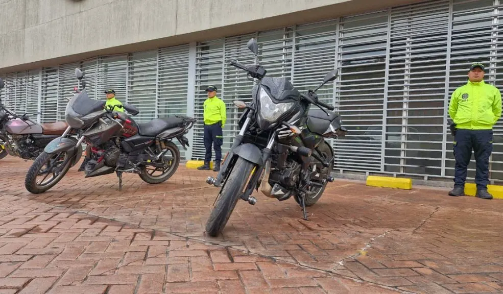 Ciudad Bolívar: operativo con drones permite recuperar 8 motos robadas 3 Ciudad Bolívar: operativo con drones permite recuperar 8 motos robadas En un operativo, con apoyo de drones y el helicóptero Halcón, la Policía de Bogotá le dio un golpe certero al hampa en Ciudad Bolívar: recuperó ocho motos robadas y capturó a dos hombres que las ocultaban en un lote.