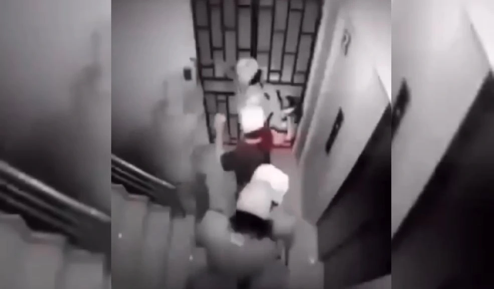 Comerciante explotó su local con sus extorsionistas dentro Un comerciante en Arequipa, Perú, decidió tomar la justicia por su mano y detonó un artefacto explosivo dentro de su propio negocio cuando un grupo de presuntos extorsionistas armados ingresó a cobrarle.