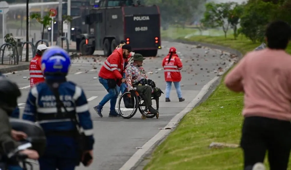 Con flechas atacan a agentes del UNDMO en disturbios: 4 oficiales heridos 3 Con flechas atacan a agentes del UNDMO en disturbios: 4 oficiales heridos Los disturbios dejaron un saldo de cuatro oficiales heridos, con lesiones en la cara, piernas y brazos.