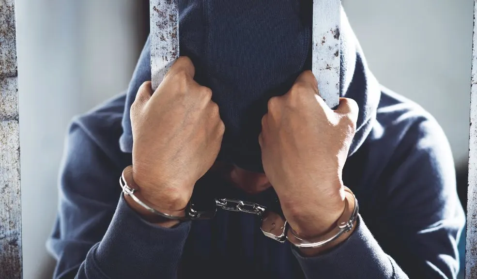 Cundinamarca: profesor va a prisión por abuso de menor en Chía Un hombre identificado como J. James, señalado por las autoridades como presunto responsable de abusar sexualmente de una menor de edad en Chía, Cundinamarca, fue privado de su libertad.