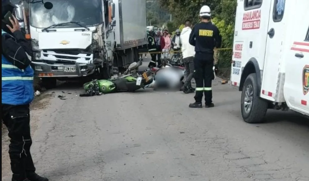 Cundinamarca: un muerto y dos heridos en Tenjo Un accidente de tránsito entre dos motocicletas y un furgón dejó un hombre muerto y dos personas heridas en la mañana de ayer, paralizando por completo la vía que comunica al municipio de Tenjo con el corregimiento de La Punta, en Cundinamarca.